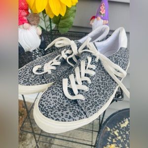 Women’s tennis shoes